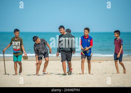 La vie sur la plage de Khao Kalok Beach au sud de Hua Hin dans la province de Prachuap Khiri Khan en Thaïlande Banque D'Images