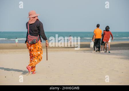 La vie sur la plage de Khao Kalok Beach au sud de Hua Hin dans la province de Prachuap Khiri Khan en Thaïlande Banque D'Images