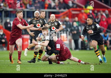 Charlie Atkinson de Wasps est affronté par Rory Sannell de Munster lors de la Heineken Champions Cup, au parc Thomond de Munster, en Irlande.Date de la photo: Dimanche 23 janvier 2022. Banque D'Images