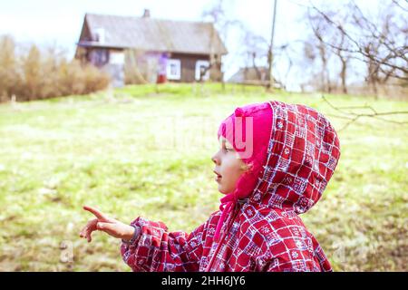 Adorable petite fille à l'extérieur dans la campagne. Banque D'Images