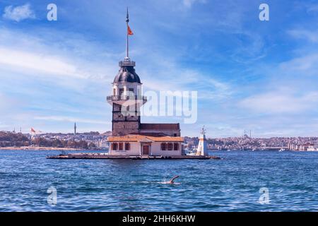 Tour de la jeune fille, 'Kiz Kulesi' une vue de jour bleue et nuageux depuis Üsküdar-Istanbul sur la mer de Marmara (Bosphore) avec des mosquées historiques en arrière-plan Banque D'Images