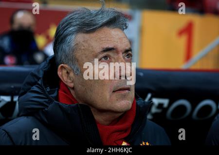 ISTANBOEL, TURQUIE - JANVIER 23: Entraîneur-chef Domenec Torrent font de Galatasaray pendant le match turc Super LIG entre Galatasaray et Trabzonspor à NEF Stadyumu le 23 janvier 2022 à Istboel, Turquie (photo par /Orange Pictures) Banque D'Images