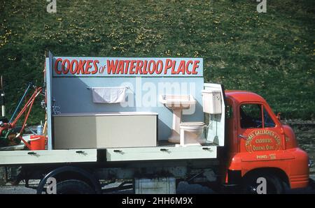 1959, historique, un défilé flottant pour Cookes of Waterloo place, Londonderry, Irlande du Nord, Royaume-Uni montrant sa gamme des derniers modèles de salle de bain et à l'extrémité du camion, quelques tondeuses de jardin et des outils.Le camion transportant le présentoir est loué auprès de Thomas Gallagher & son of Queen's Quay. Banque D'Images