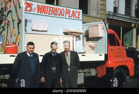 1959, historique, trois hommes, le chauffeur de camion et deux membres du personnel de Cookes. debout près d'un flotteur de parade pour le détaillant domestique, Cookes of Waterloo place, Londonderry, Irlande du Nord, Royaume-Uni.Le flotteur participe à la semaine civique de Londonderry. Banque D'Images