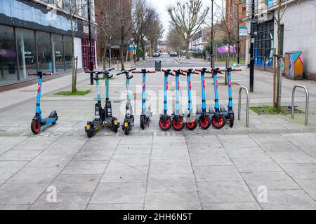 Location de scooters électriques à l'essai dans l'ouest de Londres Banque D'Images