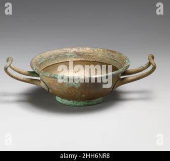 Bronze kylix (gobelet) 4th–3rd siècle C.-B. grec le nombre de vases métalliques qui ont survécu depuis l'antiquité est minime parce qu'ils ont été fondus pour servir d'autres fins.Les pièces existantes sont principalement des périodes classiques et hellénistiques, vaisselle de luxe en bronze et argent.Les formes des tasses à boire sont particulièrement variées.Bronze kylix (gobelet).Grec.4th–3rd siècle C.-B..Bronze.Classique tardif ou hellénistique.Bronzes Banque D'Images