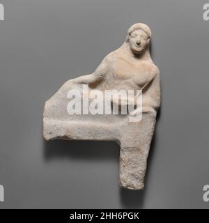 Relief en terre cuite fragmentaire d'une figure inclinable fin 6th–début 5th siècle C.-B. grec, sud-italien, Tarentine c'est une représentation précoce du bantamètre inclinable qui figure si bien en évidence parmi les terracottas de Tarentine.Le jeune homme tient ici un phiale (bol de libation).Dans d'autres exemples, il possède d'autres attributs appropriés, comme une corne de boisson ou un fruit.Relief en terre cuite fragmentaire d'une figure inclinable.Grec, Sud-italien, Tarentine. Fin 6th–début 5th siècle av. J.-C.Terre cuite.Archaïque.Terracottas Banque D'Images