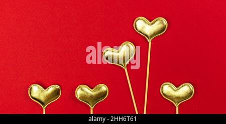 Fond créatif pour la Saint Valentin avec les coeurs.14th février, amour, concept de salutation, vue du dessus et espace de copie Banque D'Images
