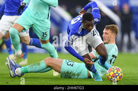 LEICESTER, ROYAUME-UNI.JAN 23rd Patson Daka de Leicester City récupère après avoir affronté Dan Burn de Brighton et Hove Albion lors du match de Premier League entre Leicester City et Brighton et Hove Albion au King Power Stadium de Leicester le dimanche 23rd janvier 2022.(Credit: Jon Hobley | MI News) Credit: MI News & Sport /Alay Live News Banque D'Images