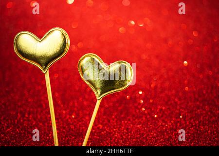 Coeurs de Saint-Valentin sur fond de bokeh rouge.Paillettes scintillantes, 14th février Banque D'Images