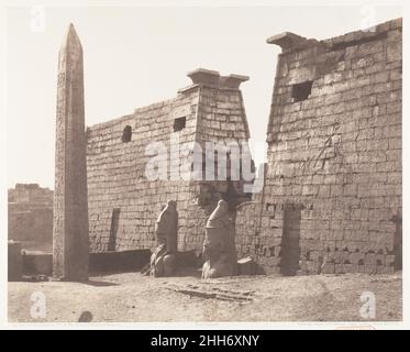 Louksor (Thèbes), Construction aérienne - Pylône, Colosses et Obélisque 1851–52, imprimé 1853–54 Félix Teynard French.Louksor (Thèbes), Construction aérienne - Pylône, Colosses et Obélisque 261828 Banque D'Images