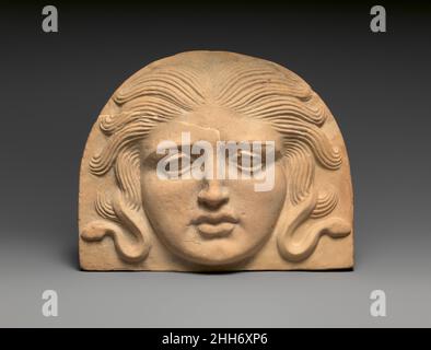 Antefix, chef de Medusa 4th siècle avant Jésus-Christ grec, Sud italien.Antefix, chef de Medusa.Grec, italien du Sud.4th siècle avant J.-C.Terre cuite.Classique.Terracottas Banque D'Images