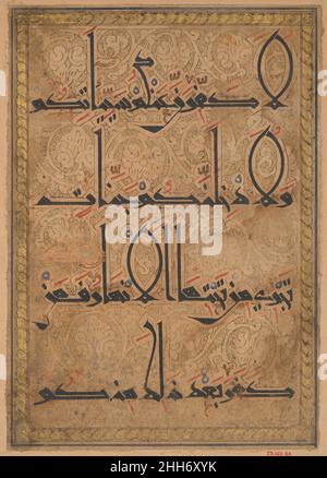 Folio d'un manuscrit de Qur'an ca.1180 ce folio d'un Qur'an dispersé illustre la transition pendant la période Seljuq de Qur'ans écrit en kufic script sur parchemin à ceux copiés dans l'écriture plus arrondie de nouveau style sur papier.À la fin du XIIe siècle, les praticiens du nouveau style avaient perfectionné ses formes à la fois mannelées et légèrement excentriques.Comme nous l'avons vu ici, ces lettres comprennent l'allongement extrême des grandes lettres et l'ellipse formée par la combinaison de deux de ces lettres, lam et alif.Folio d'un manuscrit de Qur'an 448282 Banque D'Images