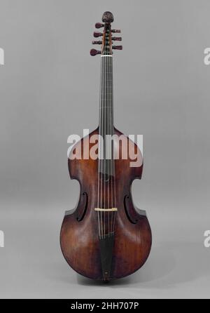 Bass Viol 18th siècle peut-être par Matthias Humel allemand les familles de viol et de violon sont toutes deux composées d'instruments à cordes avec des silhouettes de sablier, mais les deux diffèrent dans le nombre de cordes (quatre pour la famille de violon, habituellement six pour les viols), l'ajustement des cordes,Et les détails de leurs formes (côtes plus épaisses et épaulements inclinés pour les violes, plusieurs formes de soucoupes pour les violes par rapport aux soucoupes en S pour les violons, dos plat pour les violes par rapport aux dos arqués pour les violons, ainsi que beaucoup plus de contours pour les violes que les violons).Les viols ont des bêtes sur leurs fingerboards, Banque D'Images