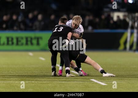 LONDRES, ROYAUME-UNI.JAN 23rd Ollie Hassell-Collins de Londres Irish est affrontée par Nick Tompkins et Ben Harris de Saracens lors du match de la coupe européenne du Rugby Challenge entre Saracens et London Irish à Allianz Park, Londres, le dimanche 23rd janvier 2022.(Crédit : Juan Gasparini | ACTUALITÉS MI) crédit : ACTUALITÉS MI et sport /Actualités Alay Live Banque D'Images