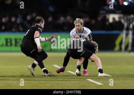 LONDRES, ROYAUME-UNI.JAN 23rd Ollie Hassell-Collins, de Londres Irish, est affrontée par Ben Harris, de Saracens, lors du match de la coupe européenne de rugby à XV entre Saracens et London Irish à Allianz Park, Londres, le dimanche 23rd janvier 2022.(Crédit : Juan Gasparini | ACTUALITÉS MI) crédit : ACTUALITÉS MI et sport /Actualités Alay Live Banque D'Images