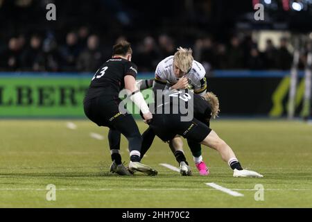 LONDRES, ROYAUME-UNI.JAN 23rd Ollie Hassell-Collins, de Londres Irish, est affrontée par Ben Harris, de Saracens, lors du match de la coupe européenne de rugby à XV entre Saracens et London Irish à Allianz Park, Londres, le dimanche 23rd janvier 2022.(Crédit : Juan Gasparini | ACTUALITÉS MI) crédit : ACTUALITÉS MI et sport /Actualités Alay Live Banque D'Images