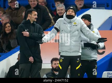 Thomas Tuchel, le directeur de Chelsea (à droite), réagit à Andy Madley, le quatrième officiel, lors du match de la Premier League à Stamford Bridge, Londres.Date de la photo: Dimanche 23 janvier 2022. Banque D'Images