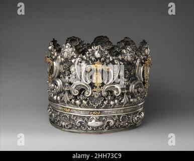 Couronne de Torah (keter) env.1740–50 Andrea Zambelli 'l'Honnesta' Italien exceptionnel pour sa taille et son matériel précieux, cette couronne de Torah est une rare survie de l'argent italien du 18th siècle et un témoignage de la virtuosité artistique de la goldsmithing à Venise.Dans les synagogues, le défilement de la Torah, les cinq premiers livres de la Bible hébraïque, est souvent décoré d'un ensemble de vêtements et d'ornements en argent comprenant une couronne ou des finales, et un bouclier.La couronne augmente le statut de la Torah en tant qu'objet associé à la royauté et parle de la centralité de la Torah dans la vie juive.Les motifs illustrés sont inclus Banque D'Images