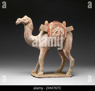 Chameau avec des images dionysiennes sur ses sacs de selle Chine de la fin du 6th–7th siècle ce modèle en poterie d'un chameau de Bactrian peut être un exemple rare d'une figure tombeau de style chinois produite dans l'est de l'Asie centrale.L'identité de la figure centrale sur les emballages est incertaine.Il peut représenter l'Indien Kubera, roi des yakshas, qui est représenté dans des scènes de boisson attendiées par des femmes.Cependant, la barbe complète et l'absence de harnais sont inhabituelles dans les représentations de Kubera.Une autre interprétation de la scène est que les trois figures ont été inspirées par les représentations de la Descent de la Croix, an Banque D'Images