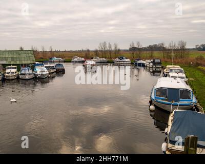 Ludham, Norfolk, Royaume-Uni – janvier 2022.Chantier naval du pont Ludham et bateaux à moteur sur la rivière Ant, Norfolk Broads Banque D'Images