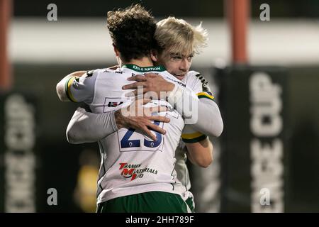 LONDRES, ROYAUME-UNI.JAN 23rd Ben Loader of London Irish fête avec son coéquipier Ollie Hassell-Collins of London Irish après avoir passé un match de rugby à XV entre Saracens et London Irish à Allianz Park, Londres, le dimanche 23rd janvier 2022.(Crédit : Juan Gasparini | ACTUALITÉS MI) crédit : ACTUALITÉS MI et sport /Actualités Alay Live Banque D'Images