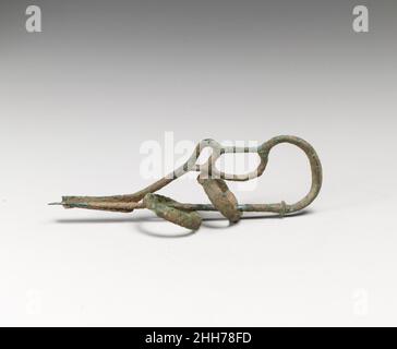 Péroné en bronze de type serpentin (goupille de sécurité) avec deux anneaux 9th siècle av. J.-C. Villanovan l'arc est formé par deux boucles avec des pièces en croix.La tête se compose d'un bouton.L'axe est attaché avec deux anneaux.Péroné en bronze de type serpentin (goupille de sécurité) avec deux anneaux 246336 Banque D'Images