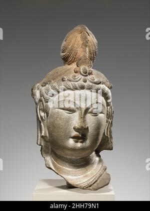 Tête d'un Bodhisattva ca.710 Chine cette tête appartenait autrefois à un bodhisattva qui avait été sculpté dans le mur arrière de la grotte 21 à Tianlongshan, un petit complexe composé de vingt-quatre sanctuaires de cavernes et un temple en bois.Situé à environ vingt-cinq milles au sud-ouest de Taiyuan, dans la province du Shanxi, Tianlongshan a ouvert ses portes au milieu du sixième siècle et a été ressuscité au début du huitième siècle.L'histoire du site est enregistrée sur une grande stèle en pierre, érigée en 706 par un général Xun et sa femme, qui visitaient le site à cette époque.Chef d'une Bodhisattva 39640 Banque D'Images