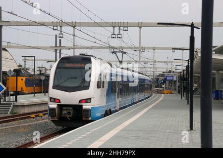 Stadler Flirt 3 train de Keolis à Enschede le long de la plate-forme de la gare de Zwolle aux pays-Bas Banque D'Images