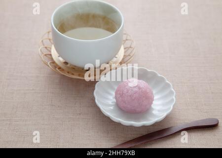 gâteau au riz sakura mochi avec thé chaud sur une nappe Banque D'Images