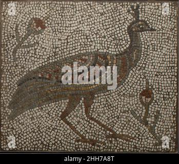 Mosaïque avec un paon et des fleurs 3rd–4th siècle romain ou byzantin cette mosaïque, qui fait probablement partie d'une mosaïque de sol beaucoup plus grande, montre un paon parmi les fleurs.Le paon était un sujet populaire pour les artistes romains et byzantins, souvent utilisé pour représenter le paradis, le renouveau et le printemps.Les Byzantins auraient peut-être pensé que le paon était un symbole approprié pour la saison, parce que ses plumes élaborées ont grandi chaque printemps.Associer le paon au paradis céleste était une extension de la vision byzantine du paradis terrestre : de nombreux citoyens riches étaient connus pour avoir gardé les paons se promener sur les fleurs Banque D'Images