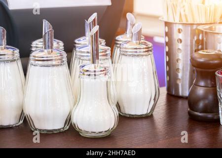 Beaucoup de sucreries avec du sucre blanc au bar dans le restaurant Banque D'Images