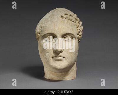 Tête de calcaire d'un votary mâle sans barbus 2nd Century B.C.(?)Figurine chypriote portant une couronne.Tête de calcaire d'un votary mâle sans barbe 242360 Banque D'Images