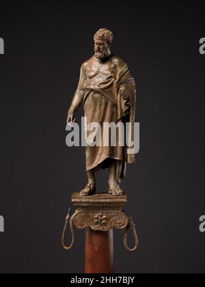 Statuette de bronze d'un philosophe sur un stand de lampe fin 1st siècle av. J.-C. romaine adaptation d'une statue grecque du 3rd siècle B.C.surmontée d'une statuette de portrait d'un philosophe.Cette statuette est une copie réduite d'un original hellénistique du III siècle avant J.-C.Statuette en bronze d'un philosophe sur un support de lampe.Romain. Fin du 1st siècle avant J.-C..Bronze.Au début de l'Impériale, Augustan.Bronzes Banque D'Images