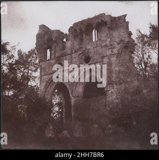 La tombe de Sir Walter Scott, dans l'abbaye de Dryburgh 1844 William Henry Fox Talbot British Talbot deuxième livre photo illustré, intitulé Sun Pictures in Scotland et publié en 1845 sans texte autre qu'une liste de plaques,A transporté le lecteur par la photographie vers des sites importants pour la vie et les écrits de Sir Walter Scott.Parmi les images incluses, il y a la tombe de Sir Walter Scott, à l'abbaye de Dryburgh, une expression romantique parfaitement adaptée à l'écrivain.La tombe est ancrée dans les ombres de la ruine gothique, elle-même nichée parmi les arbres qui poussent là où les colonnes du transept Banque D'Images