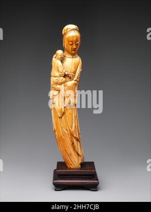 Bodhisattva Guanyin 16th siècle Chine l'enfant dans les bras de la bodhisattva indique que cette sculpture en ivoire représente Guanyin comme le Bestower des fils.Bien qu'en Inde, la Bodhisattva Avalokiteshvara était initialement comprise comme étant soit sans garde de sexe masculin, en Chine, les manifestations féminines se sont développées et deviennent populaires, en particulier pour leur capacité à fournir des bénédictions telles que les enfants.Cette forme particulière a été créée pendant la dynastie Ming (1368–1644).Bodhisatttva Guanyin.Chine.16th siècle.Ivoire.Dynastie Ming (1368–1644).Ivoires Banque D'Images