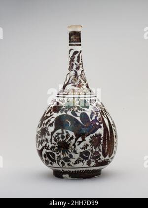 Bouteille en forme de poire avec un Bullock Design deuxième moitié 17th siècle très peu de morceaux de lusterware iraniens survivent du XVe et XVIe siècles, mais cette technique a été ravivée au XVIIe siècle.Au cours de cette période, les ustensiles de cuisine ont été produits dans une gamme relativement limitée de formes, y compris des bouteilles élégantes, comme celle-ci, ainsi que des plats, des bols, des tasses, des brebis et des saboteurs.Cette bouteille aurait été faite vers la fin du règne de Shah ‘Abbas II (1642–1666), une période d'activité artistique accrue dans laquelle les nouvelles idées de l'Europe et de l'Inde ont trouvé la faveur.Ainsi, TH Banque D'Images