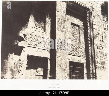 Jérusalem, Ornements arabes 1854 Auguste Salzmann Français pour l'histoire de Salzmann était dans les détails.Bien que les ravages du temps, des forces naturelles et des conflits humains aient effacé une grande partie des villes anciennes, des fragments ont laissé entendre l'existence de civilisations telles que le Royaume de David, l'Empire romain et les phases antérieures de l'Empire ottoman, tous modèles pour la France du second Empire.Le fait que Salzmann se concentre sur les moindres détails — la décoration végétale d’une frise, la statuaire en vrac, les motifs abstraits d’un mur ou la figure aimée d’un casque — donne à ses photographies une rare combinaison de directitude et d’éphémérides.Il le ferait Banque D'Images
