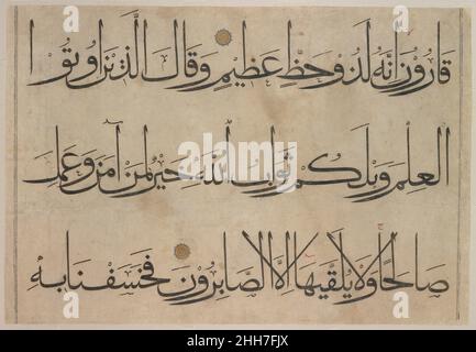 Section d'un manuscrit Qur'an fin 14th–début 15th siècle (avant 1405) `Umar AQTA' ce fragment d'une page provient d'un des plus grands exemplaires du Qur'an jamais produit.Chaque ligne de script, écrite dans le style muhaqqaq, fait plus de trois pieds de long, et chaque page était à l'origine de plus de sept pieds de haut.Cette page vient probablement d'un Qur'an géant que le calligraphe 'Umar AQTA' a écrit pour le souverain Timur (Tamerlane, d.1405).Apparemment Timur n'a pas été impressionné après que 'Umar AQTA' a écrit un Qur'an si petit qu'il pourrait tenir sous un anneau de signe, ainsi le calligraphe a écrit un autre Qur'an si grand Banque D'Images