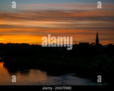 Rivière Tweed au coucher du soleil à Kelso, en Écosse Banque D'Images