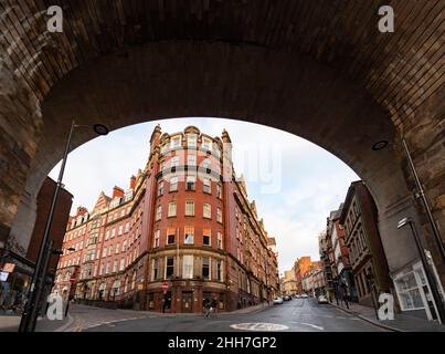 Bâtiment victorien à Newcastle sur Tyne, Royaume-Uni encadré par une arche de pont Banque D'Images