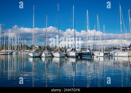 Île de Corfou, Grèce - 5 mai 2019 : vue sur le port de plaisance de Gouvia - mer calme, yachts blancs et ciel bleu avec des nuages blancs, réfléchissant sur l'eau Banque D'Images