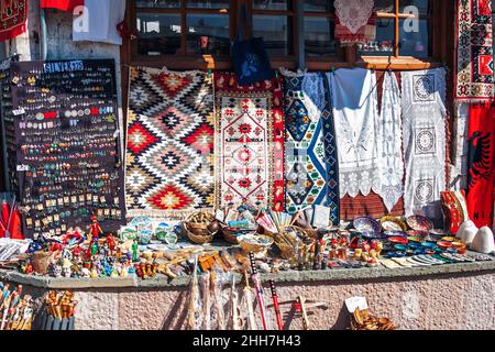 Gjirokaster ville, Albanie - 2 août 2020 : aimants, boucles d'oreilles faites à la main, vaisselle, petits tapis et vêtements de table à vendre à la boutique de souvenirs en plein air. Banque D'Images