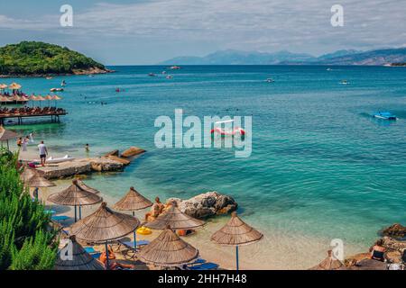 Ksamil, Albanie - 5 août 2020 : vue sur la belle station balnéaire - baie de mer avec eau turquoise, sable blanc, personnes, détente, bronzage et baignade Banque D'Images