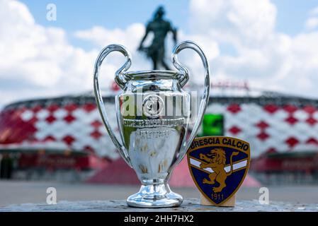 14 juillet 2021 Brescia, Italie.L'emblème du club de football Brescia Calcio et de la coupe de la Ligue des champions de l'UEFA sur fond de stadiu moderne Banque D'Images