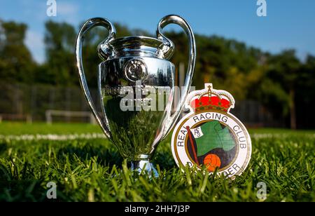 30 août 2021, Santander, Espagne.Emblème du club de football Racing de Santander sur la pelouse verte du stade. Banque D'Images