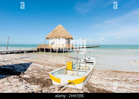 Vue panoramique sur le quai des pêcheurs de l'île Holbox et un bateau de pêche sur la plage tropicale Banque D'Images