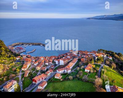 Vue sur Latres, l'un des plus beaux villages de la côte cantabrique des Asturies, en Espagne. Banque D'Images