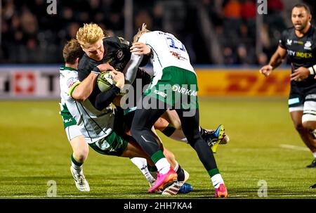 Londres, Royaume-Uni.23rd janvier 2022.Ben Harris, de Saracens, avec le ballon attaqué par Ollie Hassell-Collins, de London Irish, lors du match de la coupe européenne de rugby à XV entre Saracens et London Irish au StoneX Stadium, Londres, Angleterre, le 23 janvier 2022.Photo de Phil Hutchinson.Utilisation éditoriale uniquement, licence requise pour une utilisation commerciale.Aucune utilisation dans les Paris, les jeux ou les publications d'un seul club/ligue/joueur.Crédit : UK Sports pics Ltd/Alay Live News Banque D'Images