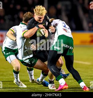 Londres, Royaume-Uni.23rd janvier 2022.Ben Harris, de Saracens, avec le ballon attaqué par Ollie Hassell-Collins, de London Irish, lors du match de la coupe européenne de rugby à XV entre Saracens et London Irish au StoneX Stadium, Londres, Angleterre, le 23 janvier 2022.Photo de Phil Hutchinson.Utilisation éditoriale uniquement, licence requise pour une utilisation commerciale.Aucune utilisation dans les Paris, les jeux ou les publications d'un seul club/ligue/joueur.Crédit : UK Sports pics Ltd/Alay Live News Banque D'Images